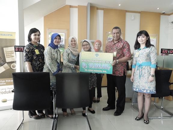    Pimpinan Bukopin Cabang Jambi, Tacuk Purwono menyerahkan hadiah berupa deposito Rp 10 juta kepada nasabah Cabang Jambi yang beruntung yakni, Swit Suciaty.      